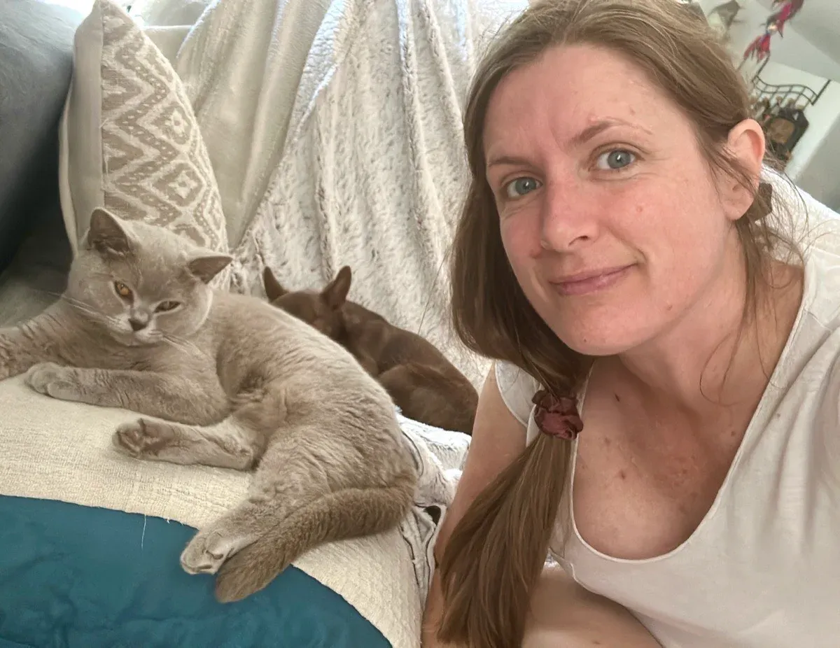 Marie assise chez elle avec plusieurs British Shorthair
